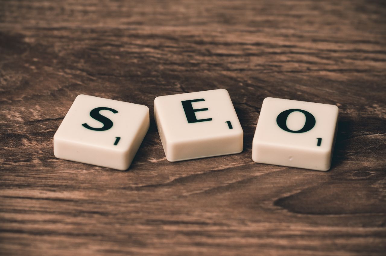 Des lettres de Scrabble formant SEO sur une surface en bois. Parfait pour des thèmes de marketing digital.